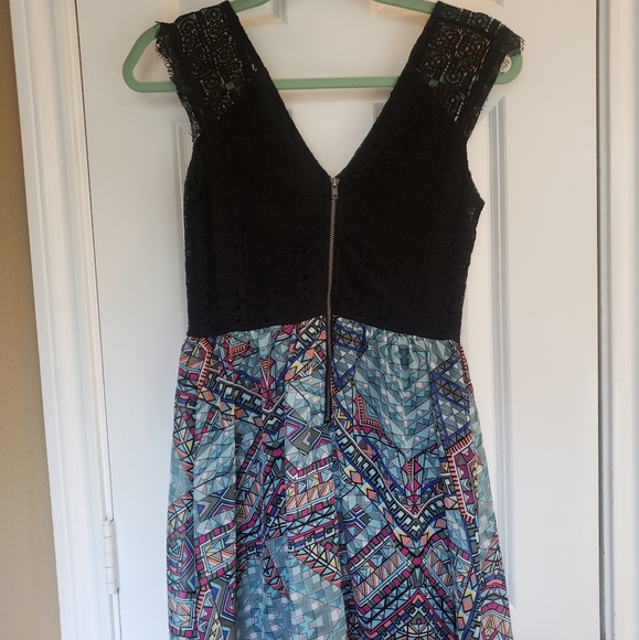 Geometric and lace top dress - Picture 2 of 5